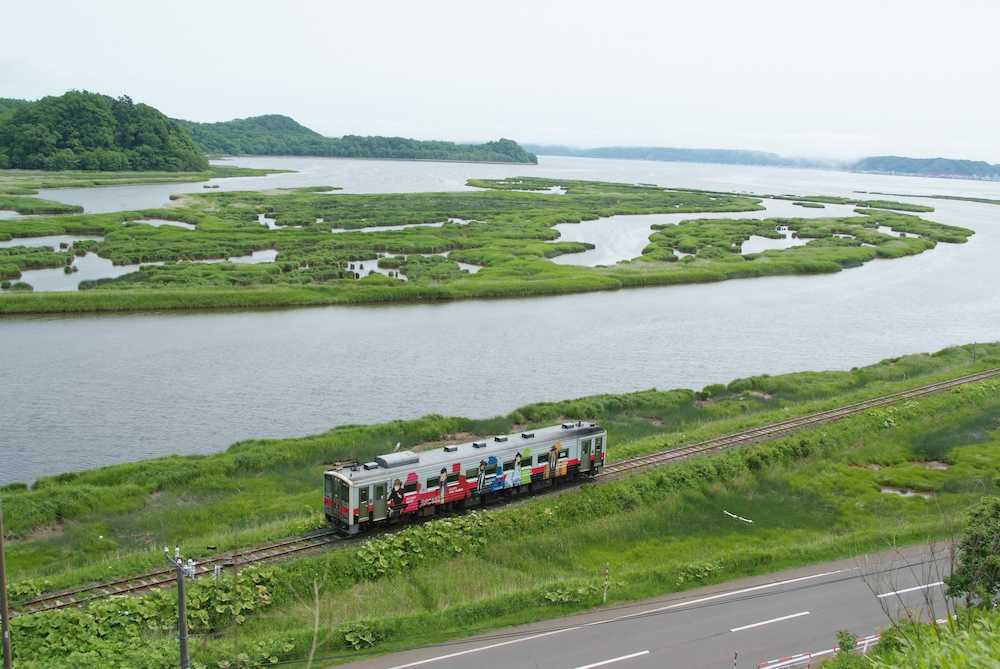 別寒辺牛湿原を走るルパントレインの観光列車（ＪＲ北海道提供）