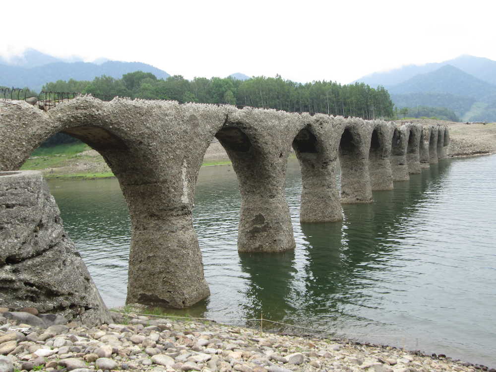 “幻の橋”といわれるタウシュベツ川橋梁。次に見られるのは来年１月だ
