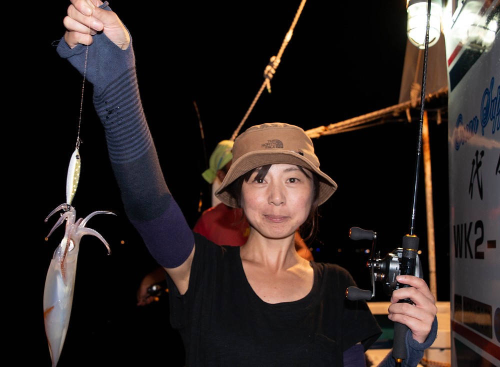 アカイカを釣り上げニッコリの大阪府茨木市の西原梓紗さん