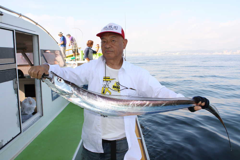 この日の最大は１３２センチ。釣ったのは目黒区の浦田幹雄さん