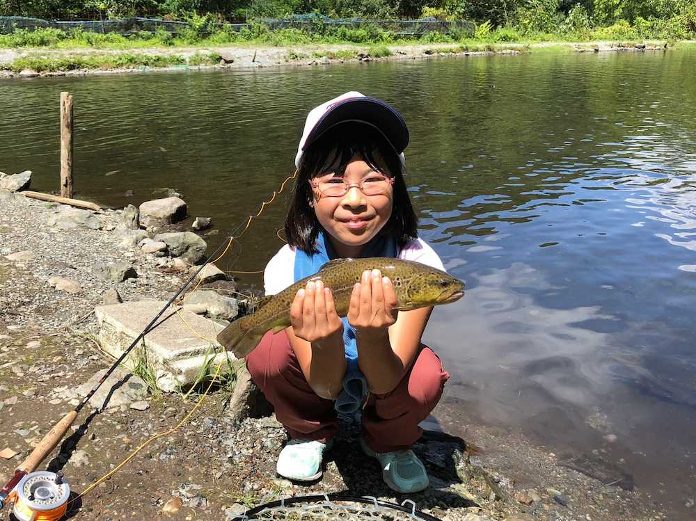 塩谷咲樹ちゃんは美しい魚体のブラウンを釣り上げた