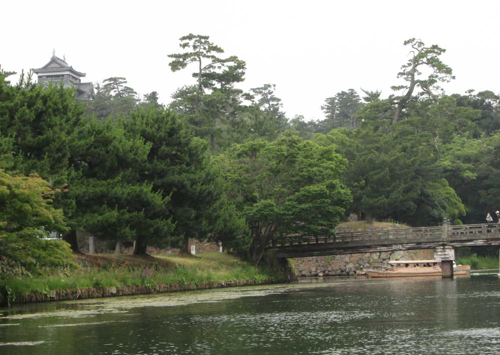 松江城の堀川めぐり。低い橋をくぐる際は舟底までかがまなければならないことも