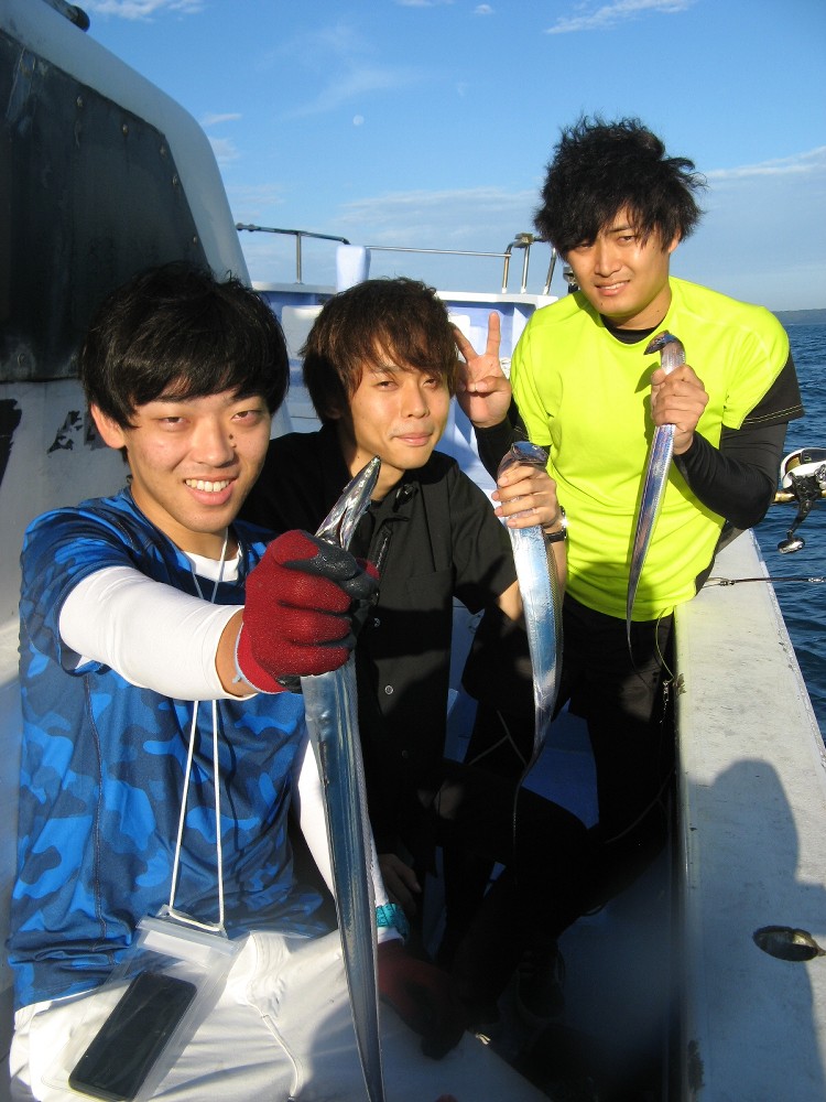 初めての釣りを楽しんでいた大学生トリオ（左から）宮島さん、日比野さん、山口さん