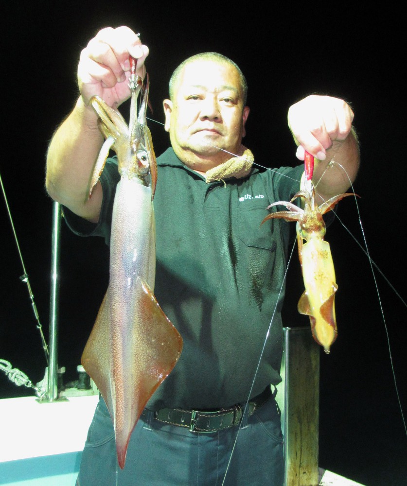 この日最大となる４２センチのアカイカを釣り上げた大阪市の上園健一さん