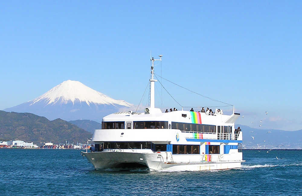 海から富士山の美しい姿が望める清水港ベイクルーズ（エスパルスフェリー提供）