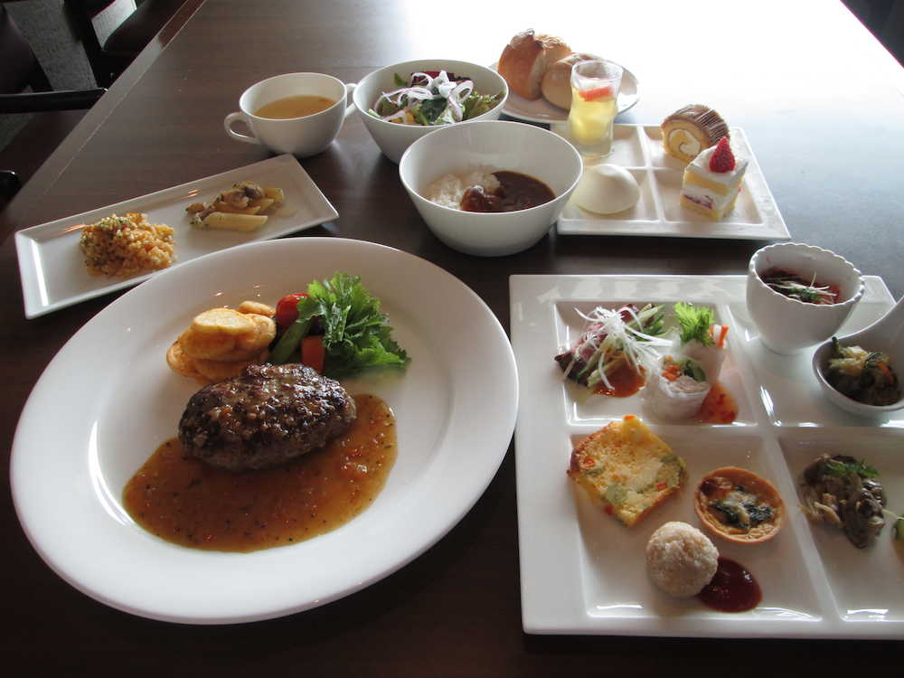 日本平ホテルのレストランの人気メニュー、特製ハンバーグステーキとビュッフェの数々