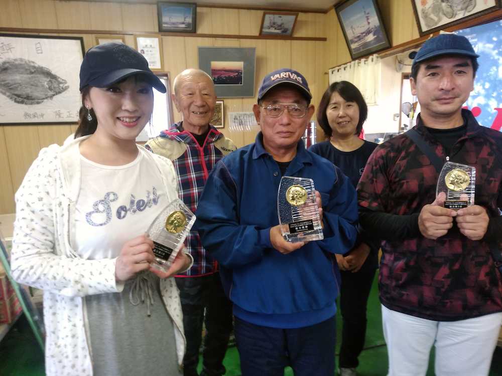 前列左から総合２位の酒巻さん、優勝の高橋さん、３位の笹田さん、後列左から４位の松島さん、女性賞の箱田さん