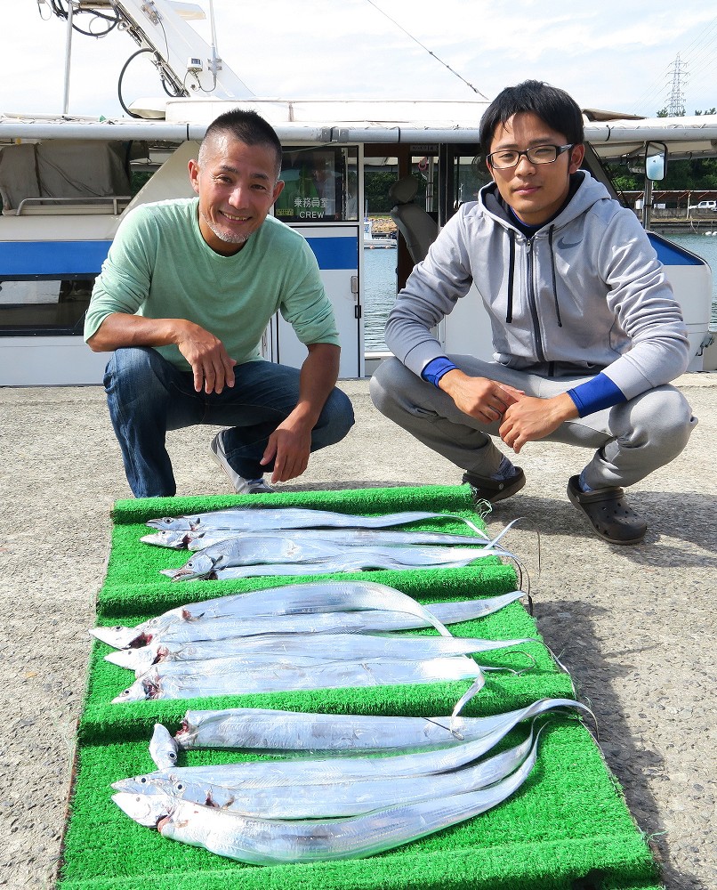 タチウオ釣り初体験の兵庫県明石市の畠納海さん（右）は父・清志さんとともに満足げな表情