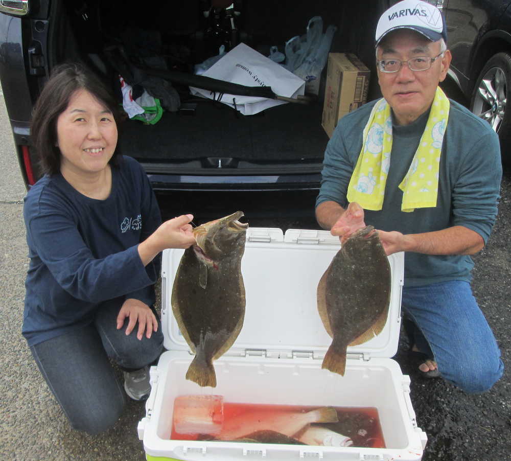 女性賞の１・２９キロを手にする箱田佳子さん（左）と規雄さん
　　　　　　　　　　　　　　　　　　　　　　　　　　　　　　　