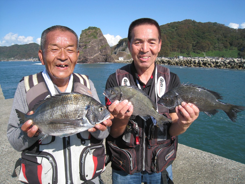 海況がよくない中、本命を釣り上げた近田さん（左）と五十嵐さん