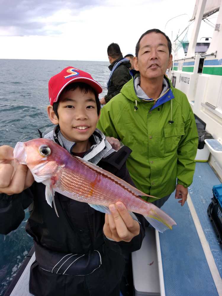 船中第１号を釣り上げた小峰祐介君と父親の良正さん