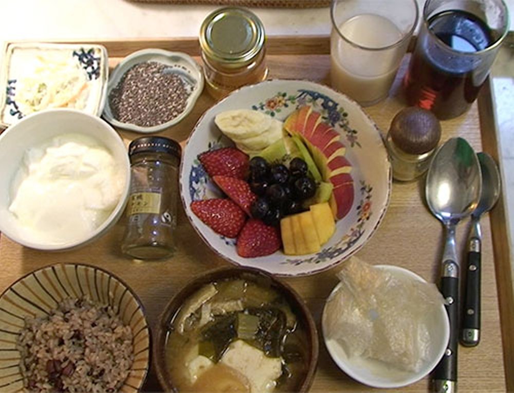 毎日決まった朝食を続けているキムラ緑子。下段右にあるのは寒天。毎日欠かさず味噌汁に入れるのが「腸活」のポイント