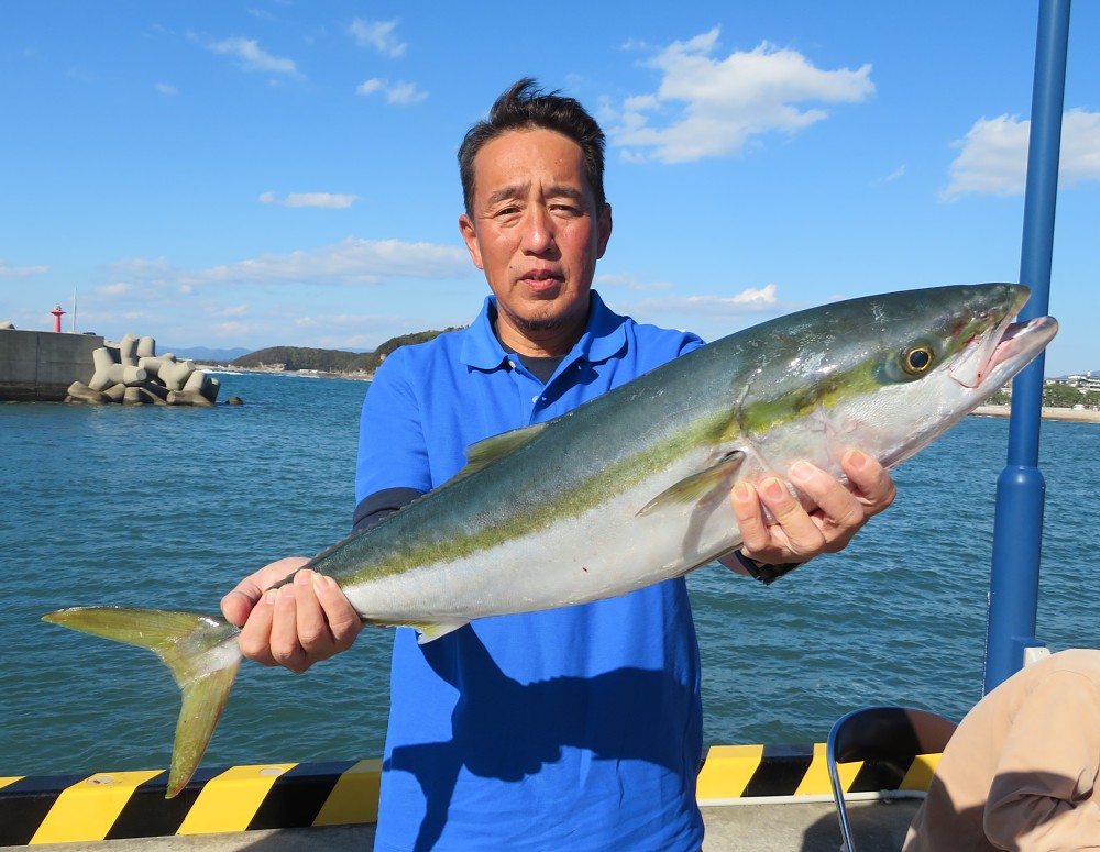 ４・４キロのメジロを釣り上げ「青物の部」で優勝した和歌山市・服部悦也さん