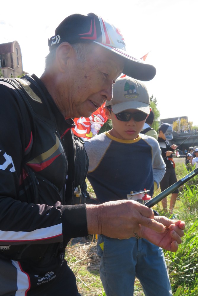 アユ釣り名人として知られる釣りタレントの村田満も参加。名人芸をチビっ子に伝授