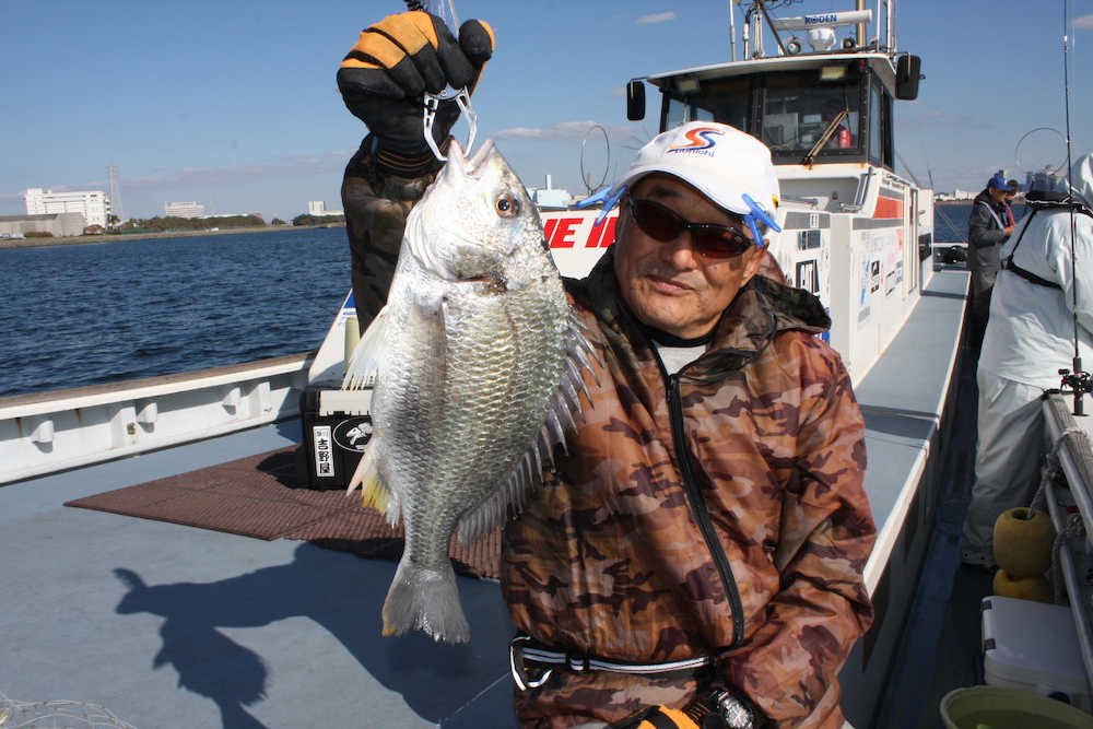 行田市の加藤智数さんは４３センチのクロダイを釣り上げた