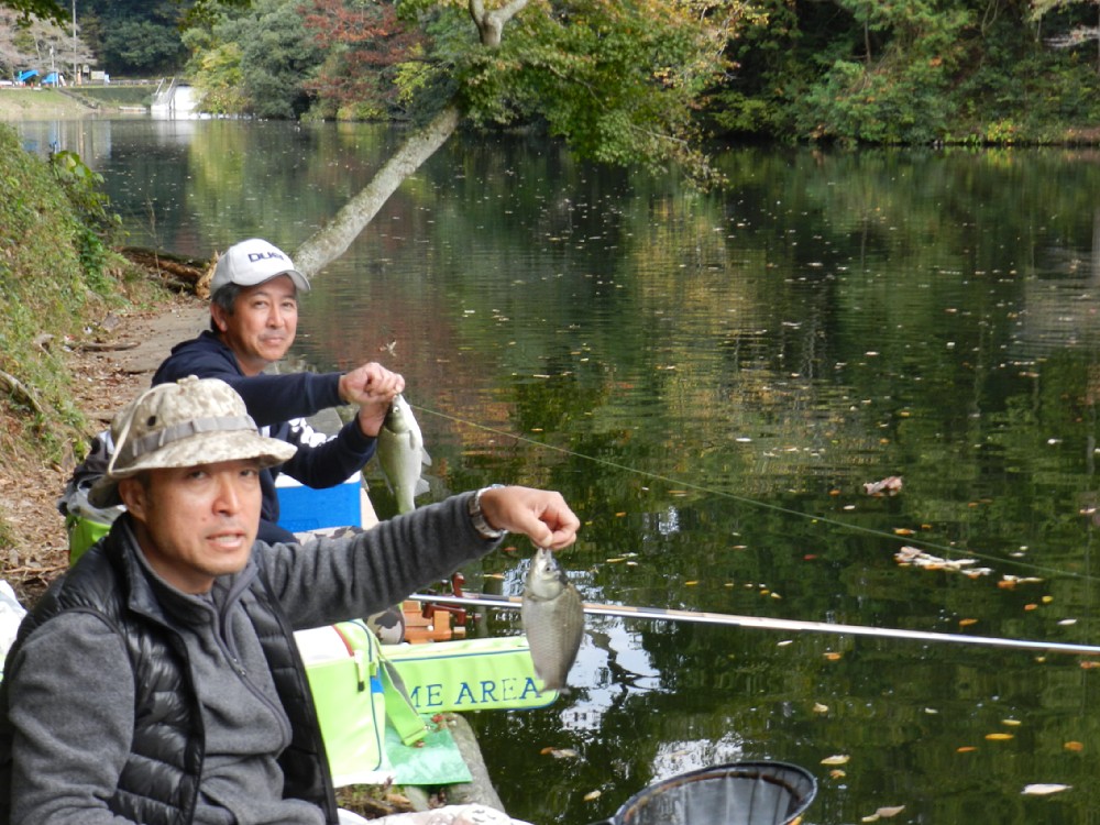 競い合うように釣っていた高杉さん（手前）と島田さん