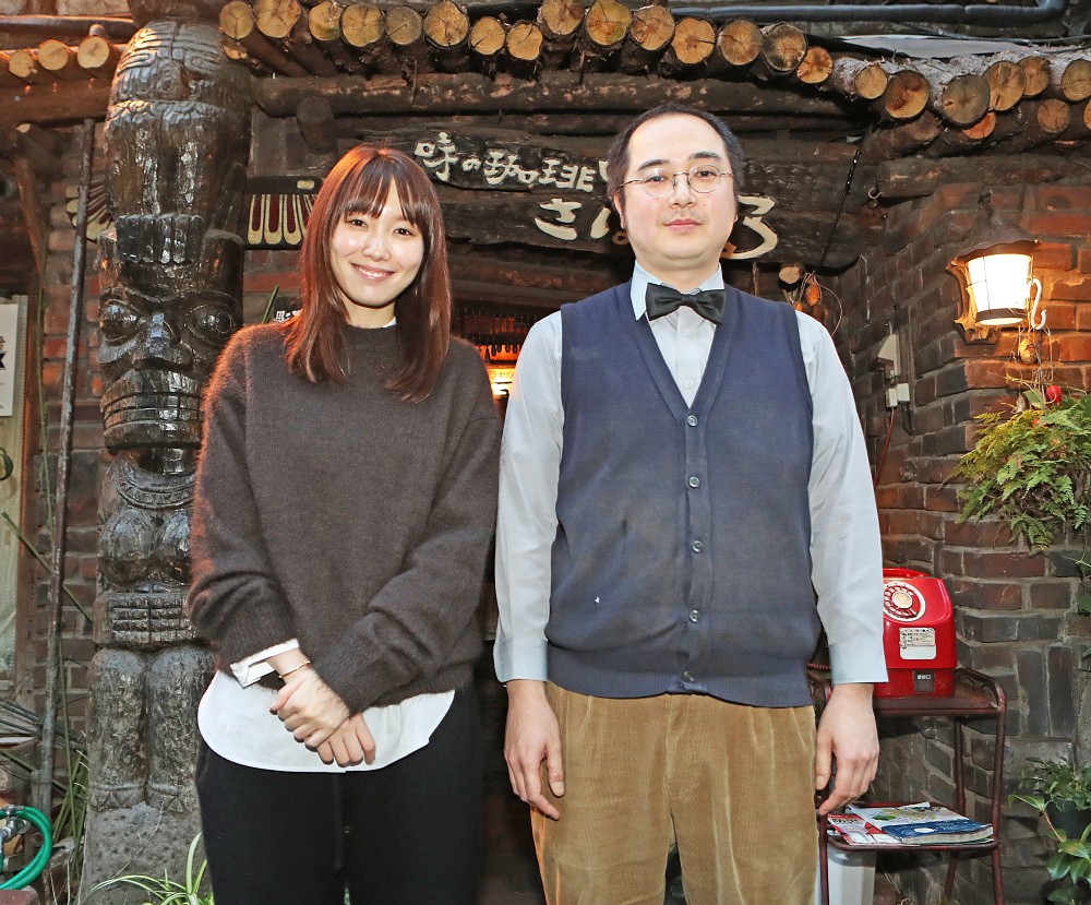 飯豊まりえ（左）と伊藤雅史店長（撮影・西川祐介）