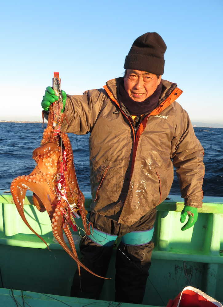 横須賀さんは手釣りで３キロの特大
