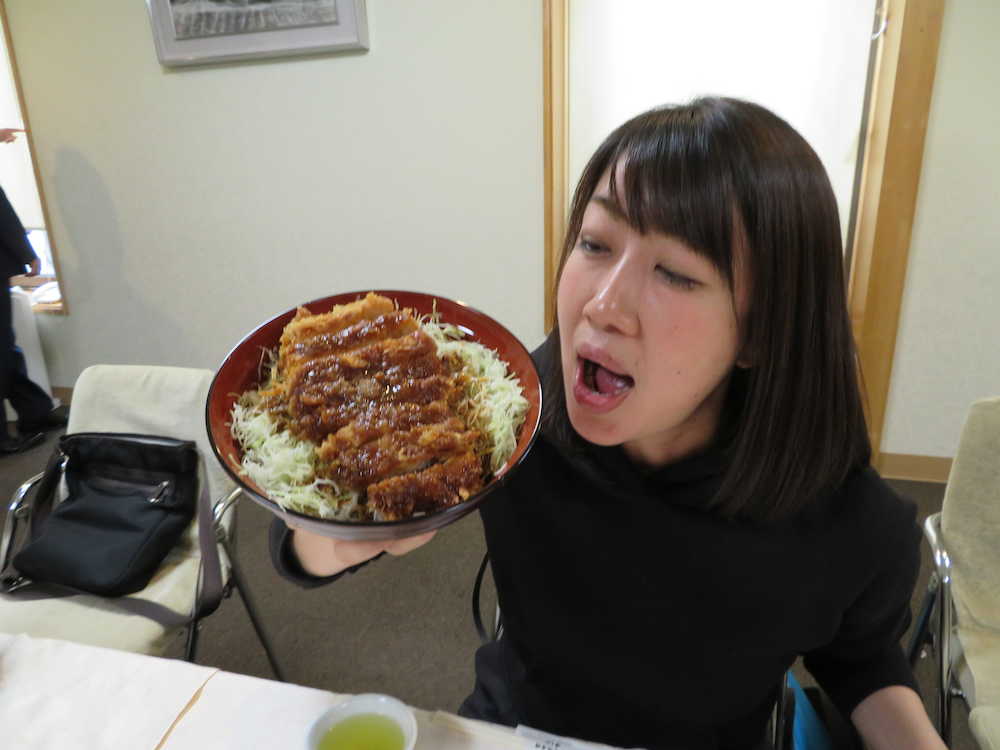 女性の顔の大きさほどある「会津迎賓館寿し万」のソースカツ丼