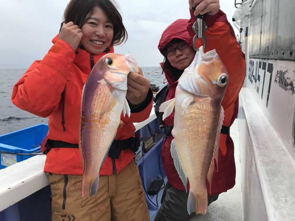 デカアマを釣り上げた三浦さん（左）と蒔田さん