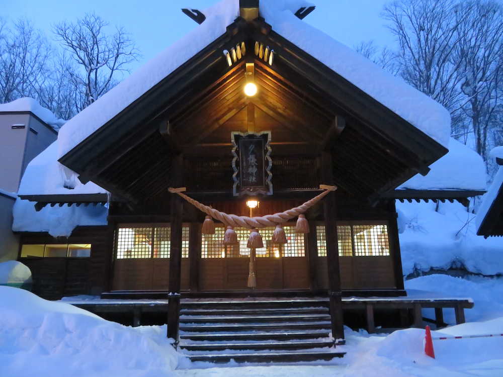 雪景色の中、幻想的にたたずむ夕張神社