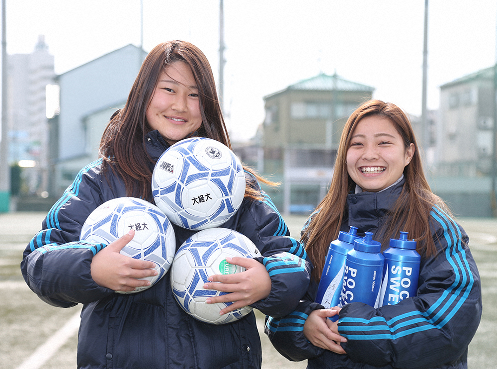 笑顔を見せる（左から）芝野倫子、上田珠生マネジャー