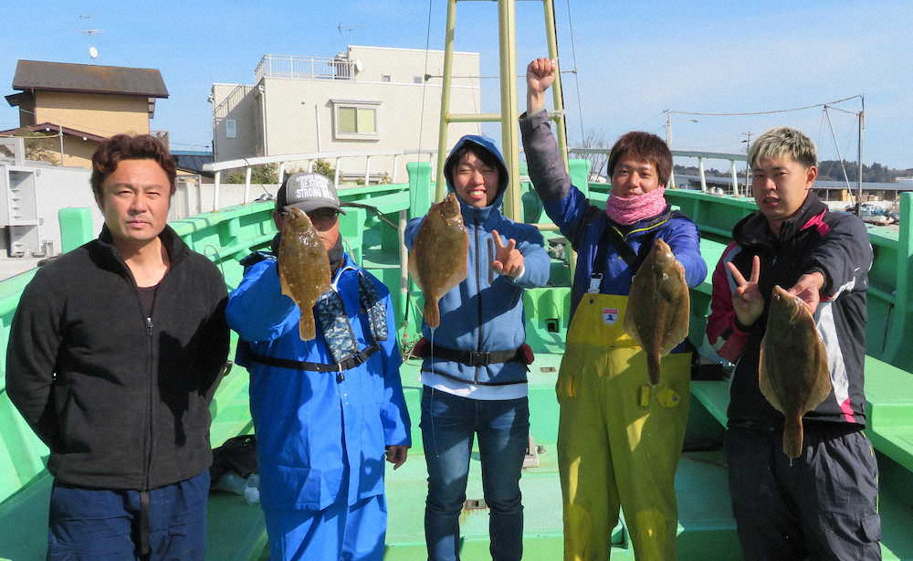 舵を握った佐藤（左端）とカレイ釣りを満喫した左2番目から浜崎、吉野、中山、高橋　　　　　　　　　　　　　　　　　　　　　　　　　　　　　　　