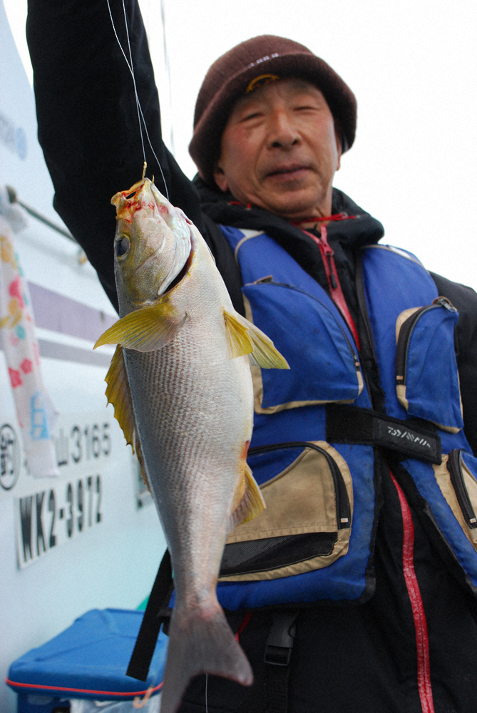 39センチジャンボサイズのイサギを釣り上げた大阪府東大阪市の大山春義さん