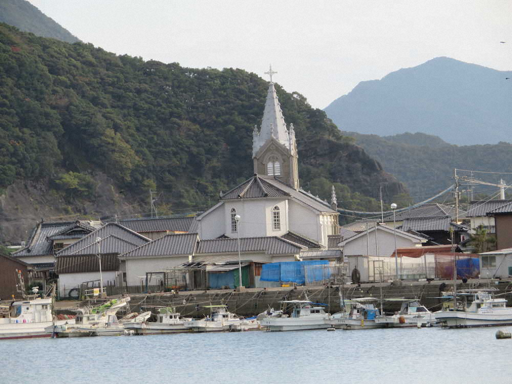 海から見る「天草の崎津教会」。美しい姿が観光客を魅了する