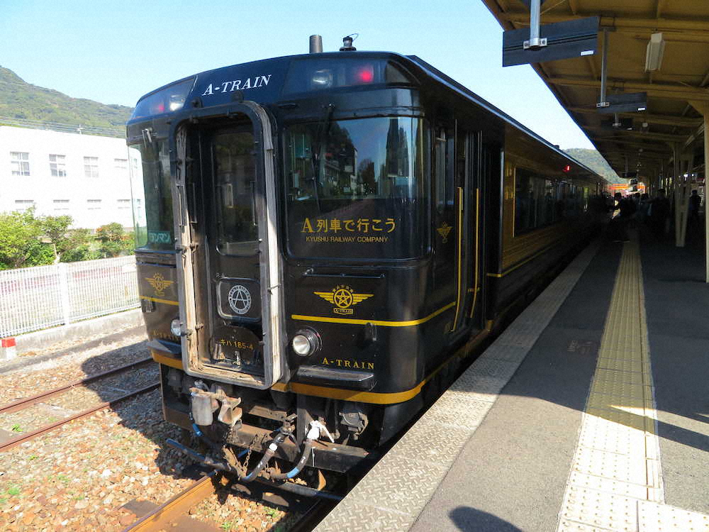 天草宝島ラインのクルーザーと接続する「A列車で行こう」。こちらも水戸岡氏デザインだ　