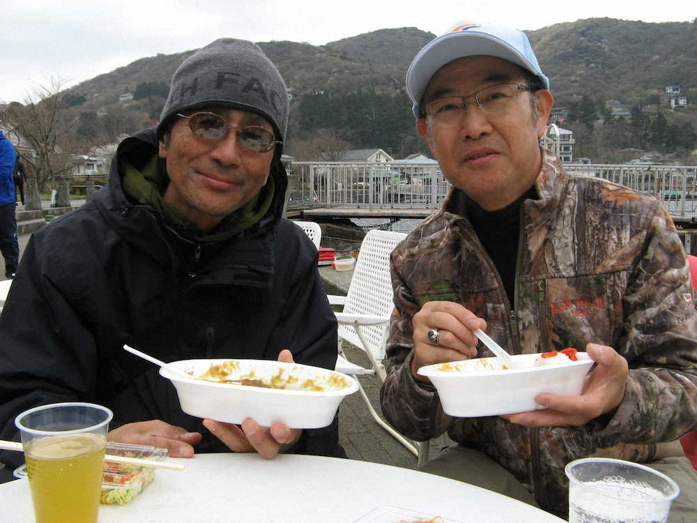 野寺さん（右）と後藤さんは芦ノ湖のマス釣りを満喫