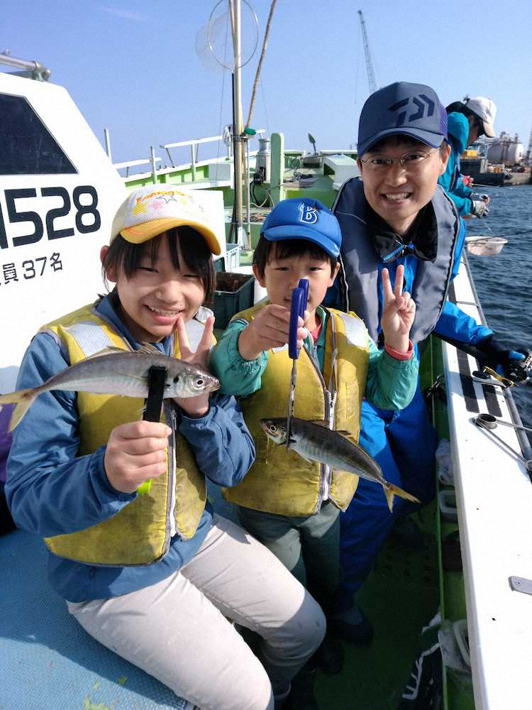 午後のアジ釣りを楽しんだ（左から）中村暁生さん、洋路君、慎一さん親子　