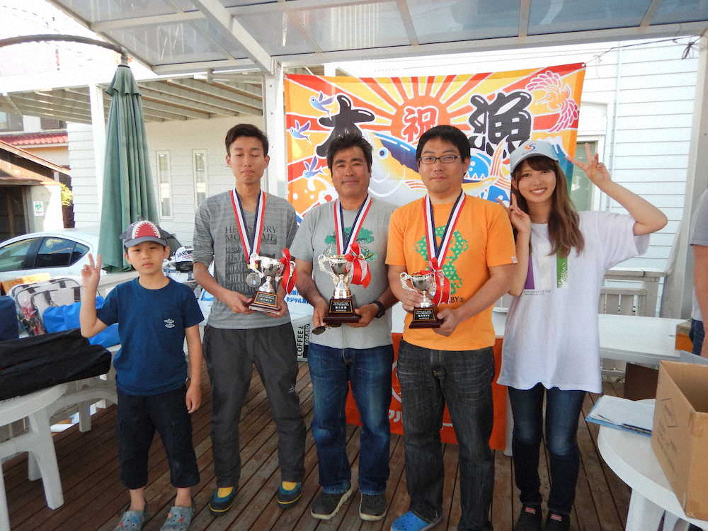 喜びの上位入賞者。左からジュニア賞の小林くん、2位の八田さん、総合優勝の沢地さん、3位の浅井さん、レディース賞の森さん　　　　　　　　　　