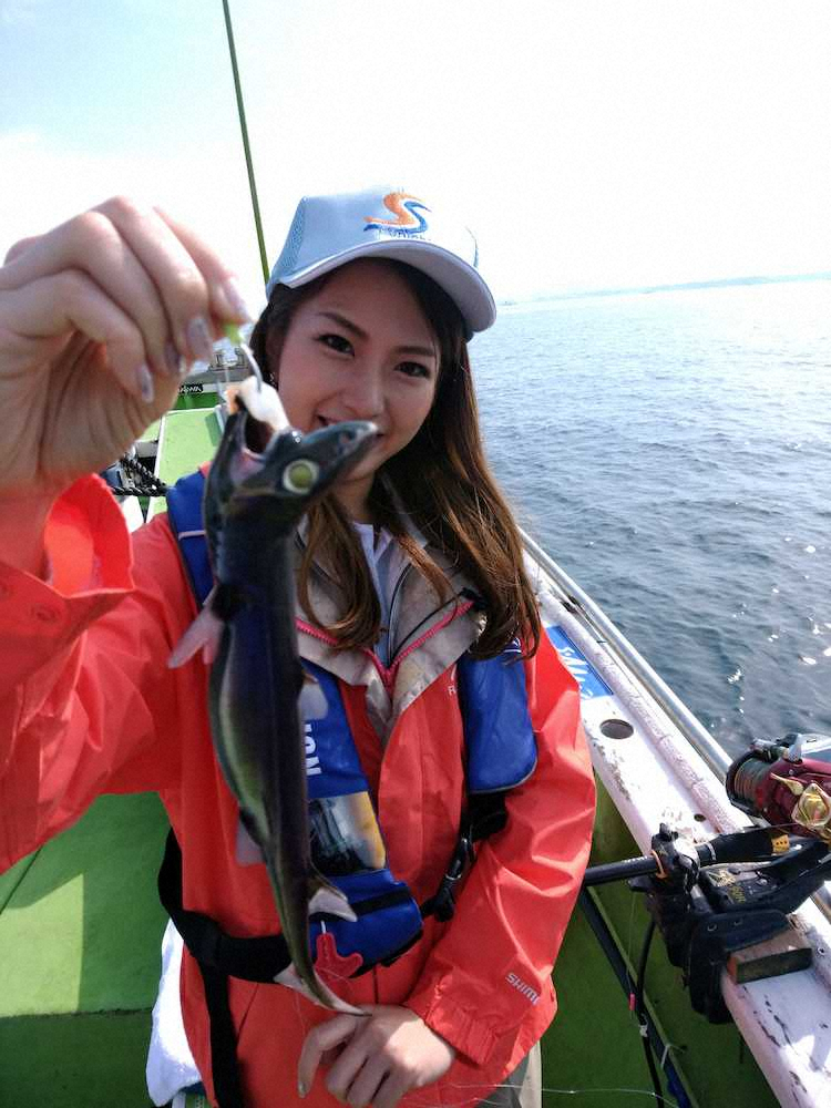 （２）釣りビジョン「釣りうえ～ぶ6」のため大会に参加した武田奈津美さん