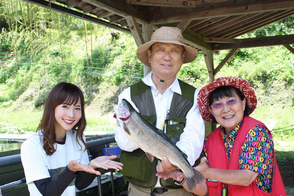 良型のニジマスを釣った高崎市の井上博さん、裕子さん夫妻と
