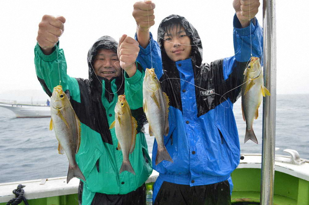 船釣り初挑戦の吉田君（右）は祖父の柳沼さんと一緒に良型イサキをゲット