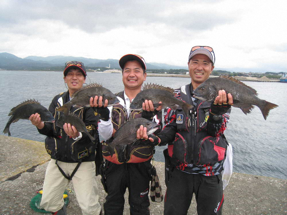 良型を次々と釣り上げた左から松井さん、大橋さん、高橋さん