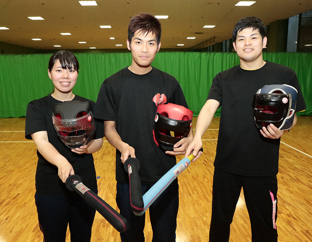 佛教大スポーツチャンバラサークルの（左から）川崎愛実、黒田健太、坂根悠斗