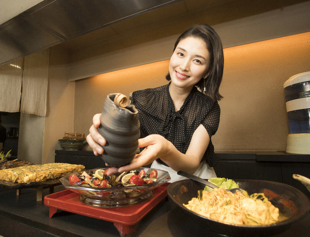 特別に厨房に入れていただき お酌する橋本マナミ スポニチ Sponichi Annex 社会