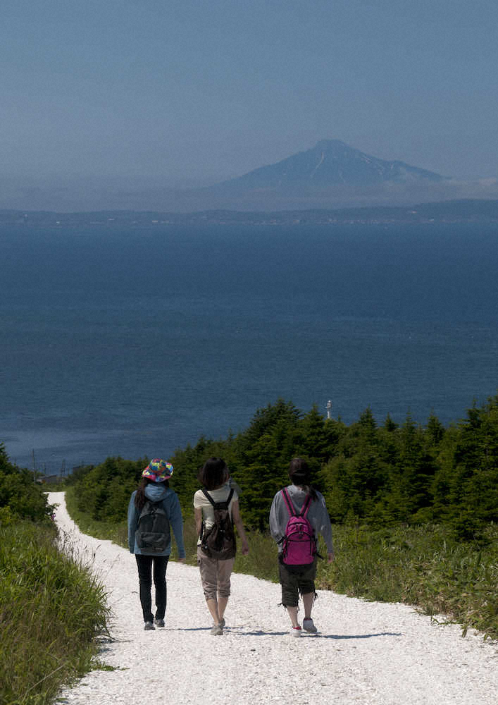 北海道 青い海の向こうに利尻富士 絶景 宗谷丘陵の白い道に感動 スポニチ Sponichi Annex 社会