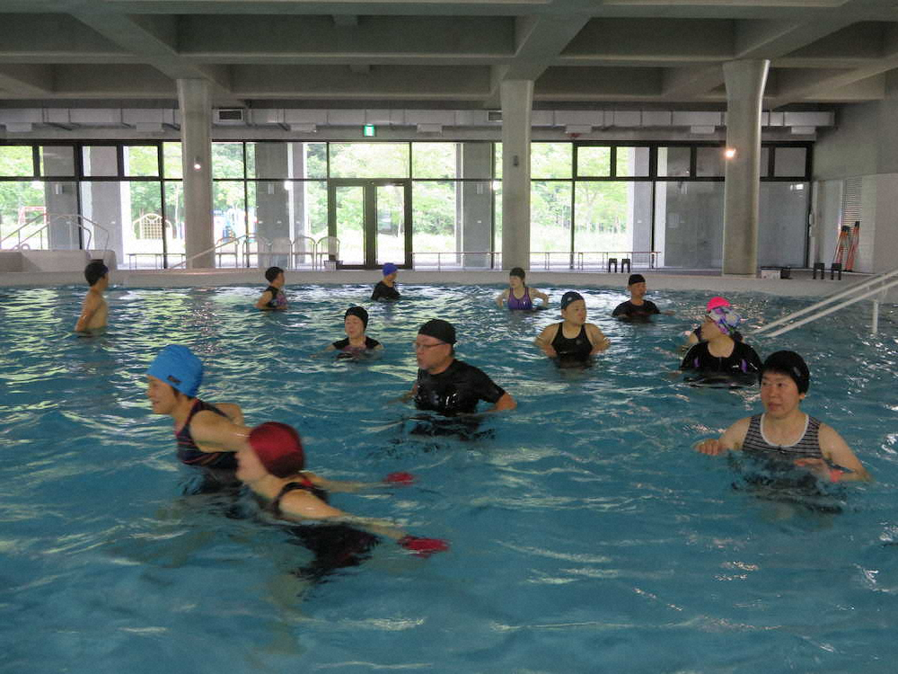 温泉水中運動は体育館のプールで。参加者はみな一生懸命