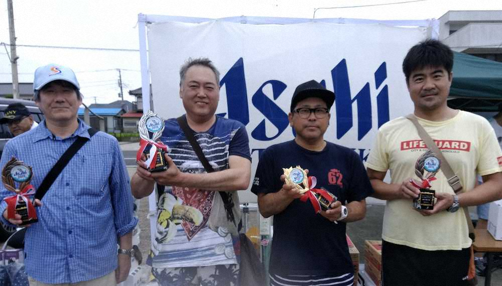 入賞者で集合（左から）4位の浅野さん、2位の佐藤さん、優勝の香月さん、3位の椿内さん