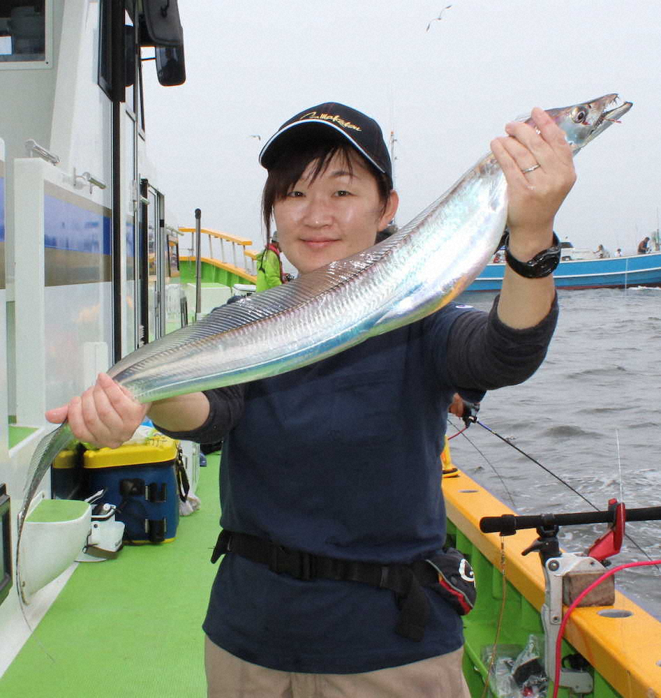 初挑戦で20匹のタチウオを釣り上げた筆者の妻・悦子
