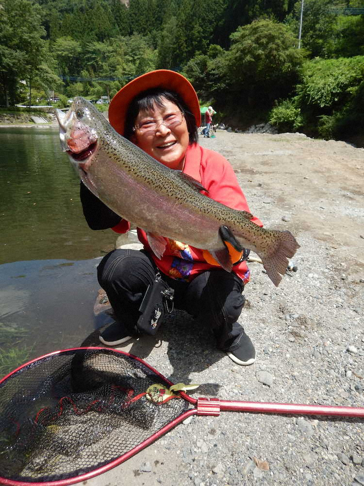 62センチ、3キロのマイトサーモンを釣り上げた井上裕子さん。多い時は週3回釣り場に通う常連だ