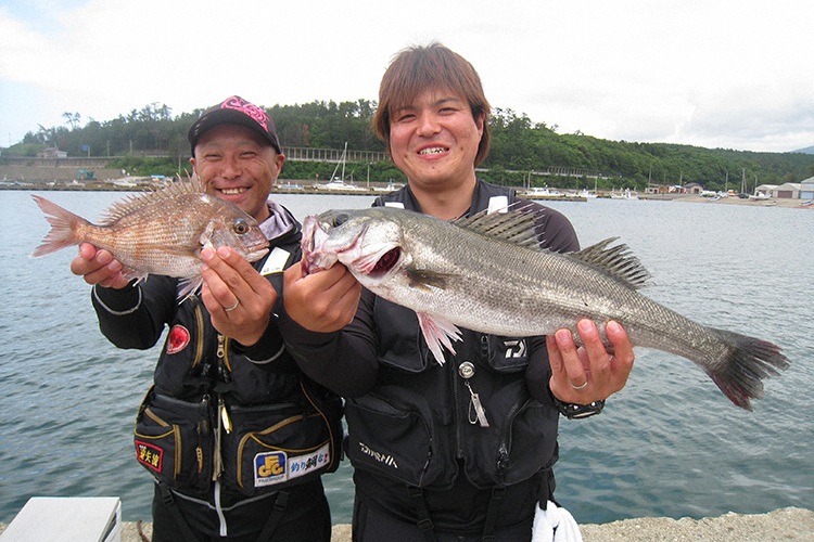 マダイを釣り上げた本間さん（左）と70センチの超大型シーバスを釣り上げた谷口さん