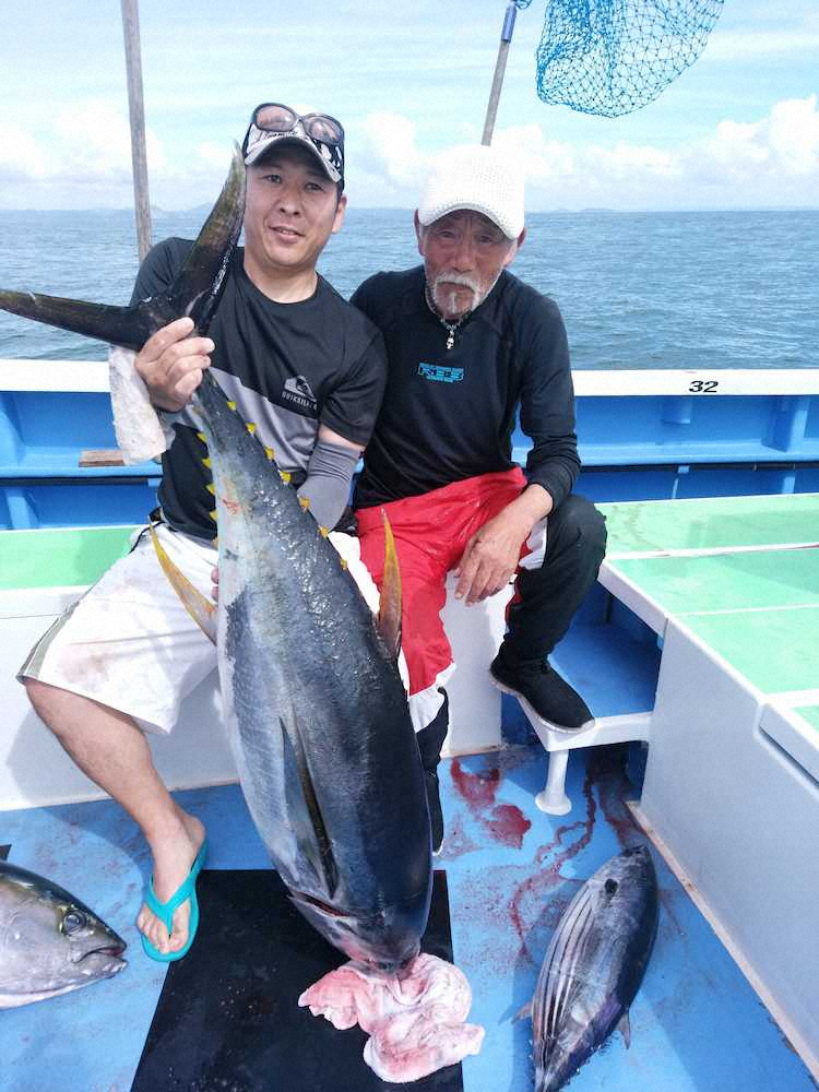 安藤さん（左）山田さんが釣り上げた30キロ強のキハダ