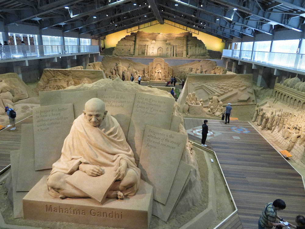 ガンジーやタージマハルなど大迫力の砂像が並ぶ砂の美術館。砂で造ったとは思えないほど精巧だ