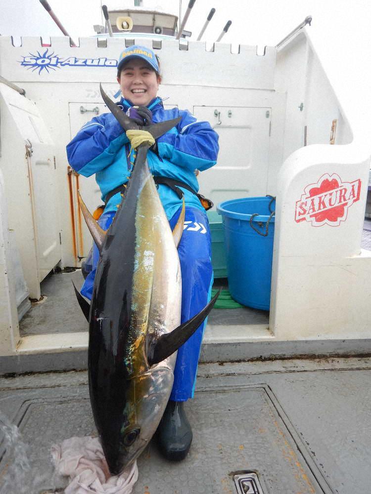 23・48キロのキハダを釣り上げ22号船で船別2位に輝いた藤木杏菜さん