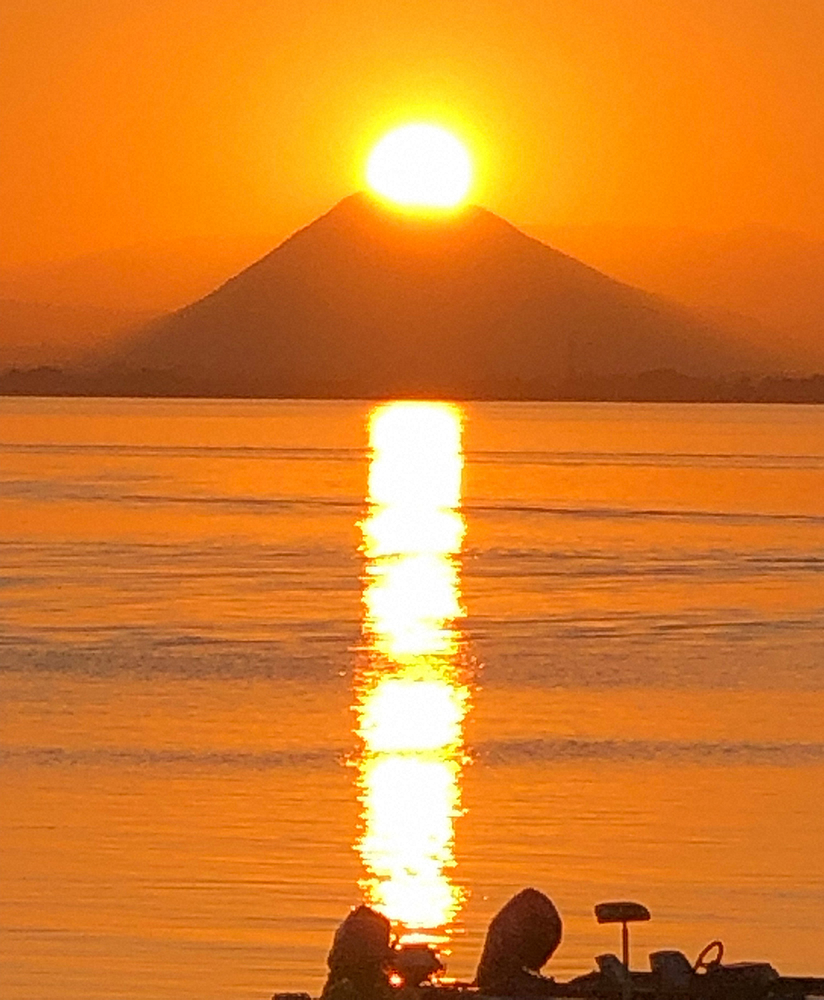 山頂に朝日が昇る「ダイヤモンド近江富士」は息をのむ絶景だ