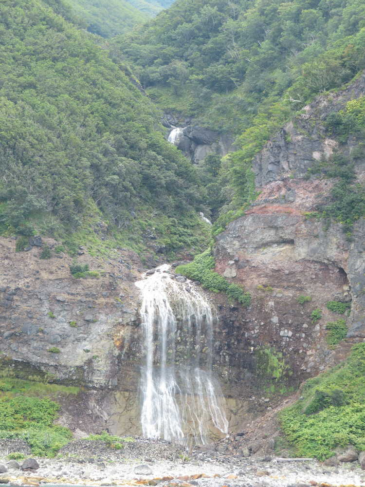 おーろら号観光のハイライト「カムイワッカの滝」